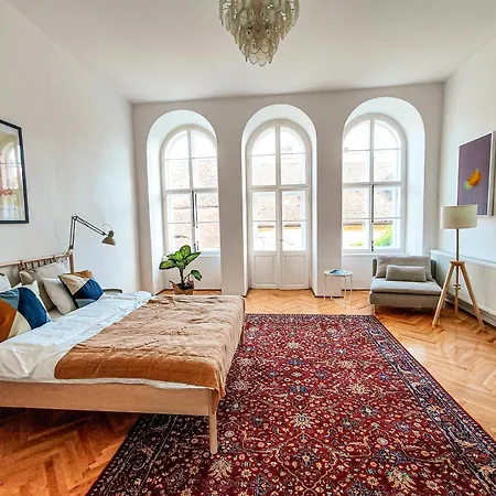 Favst Old Square Apartment